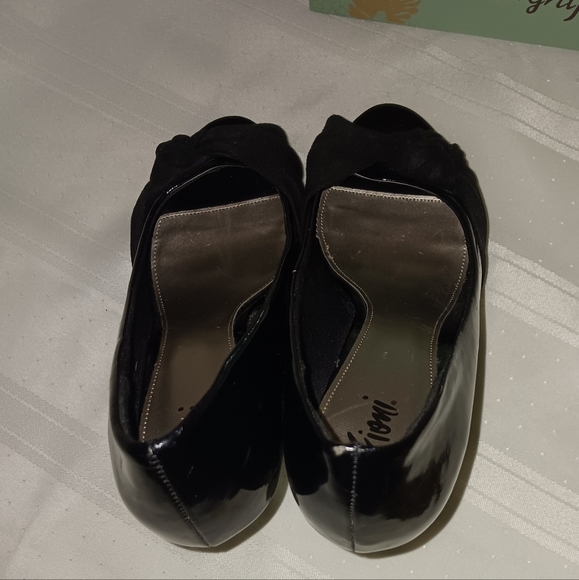 Fioni Black Patent Leather Peep Toe with Bow. Size 9W - Picture 4 of 8